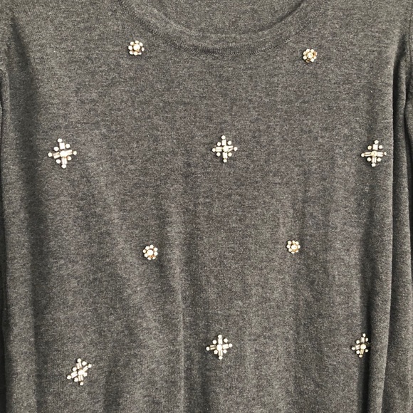 ✨3/$30✨ NWOT- TOMMY HILFIGER SWEATER W JEWELS - Picture 3 of 4